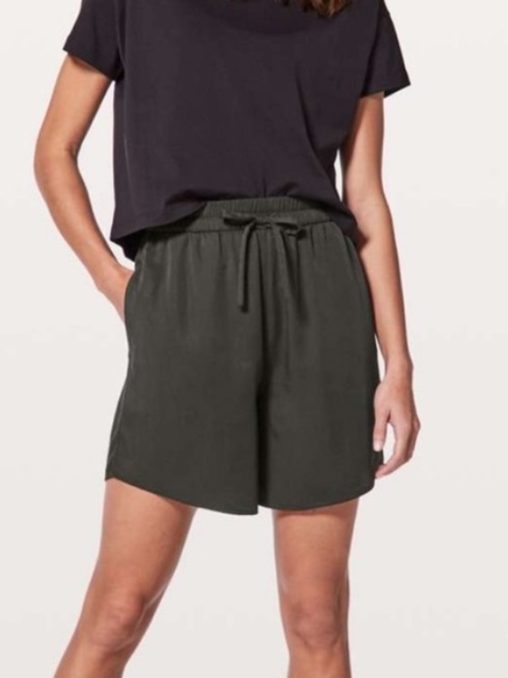 Lululemon Move Lightly Shorts size 4
Evergreen